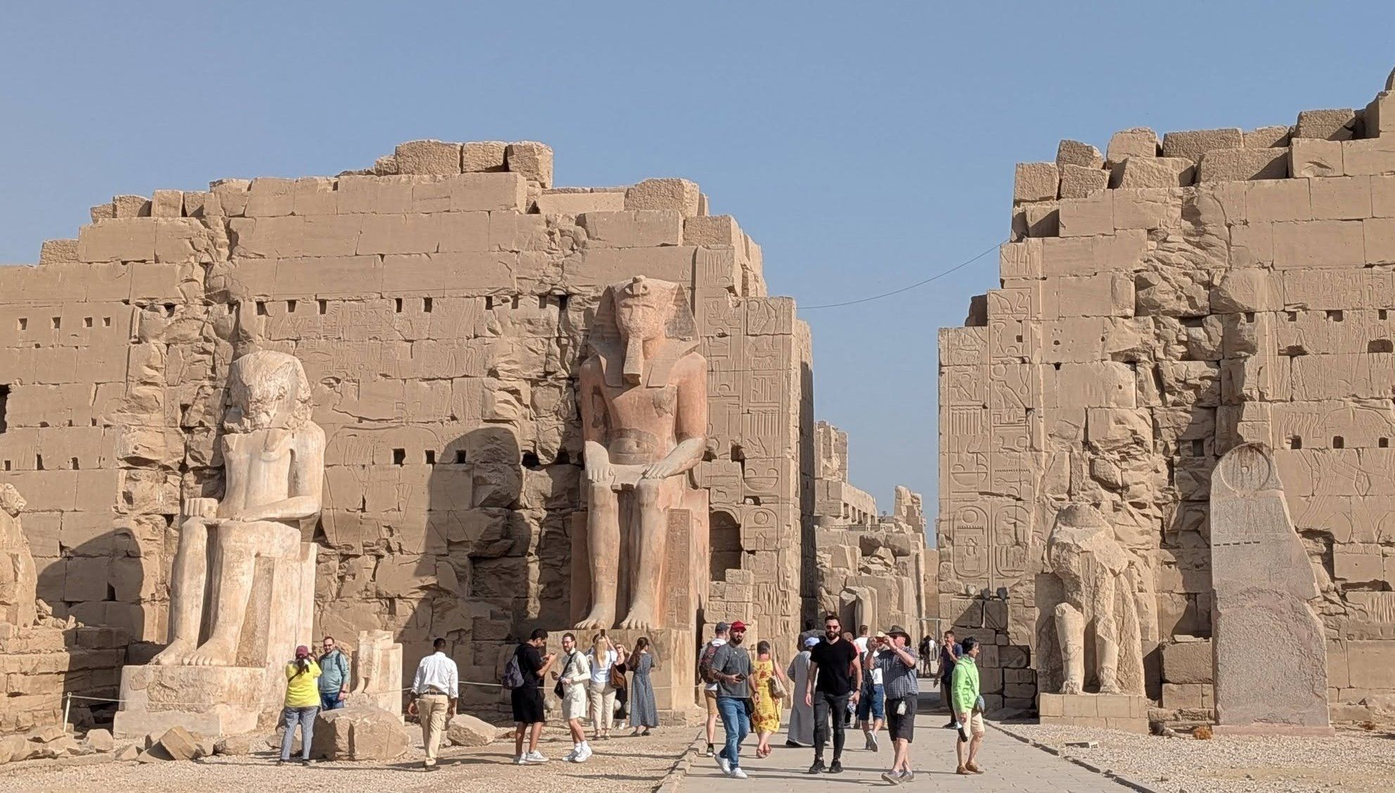 زيارات سياح العالم اليومية فى المعابد بالأقصر