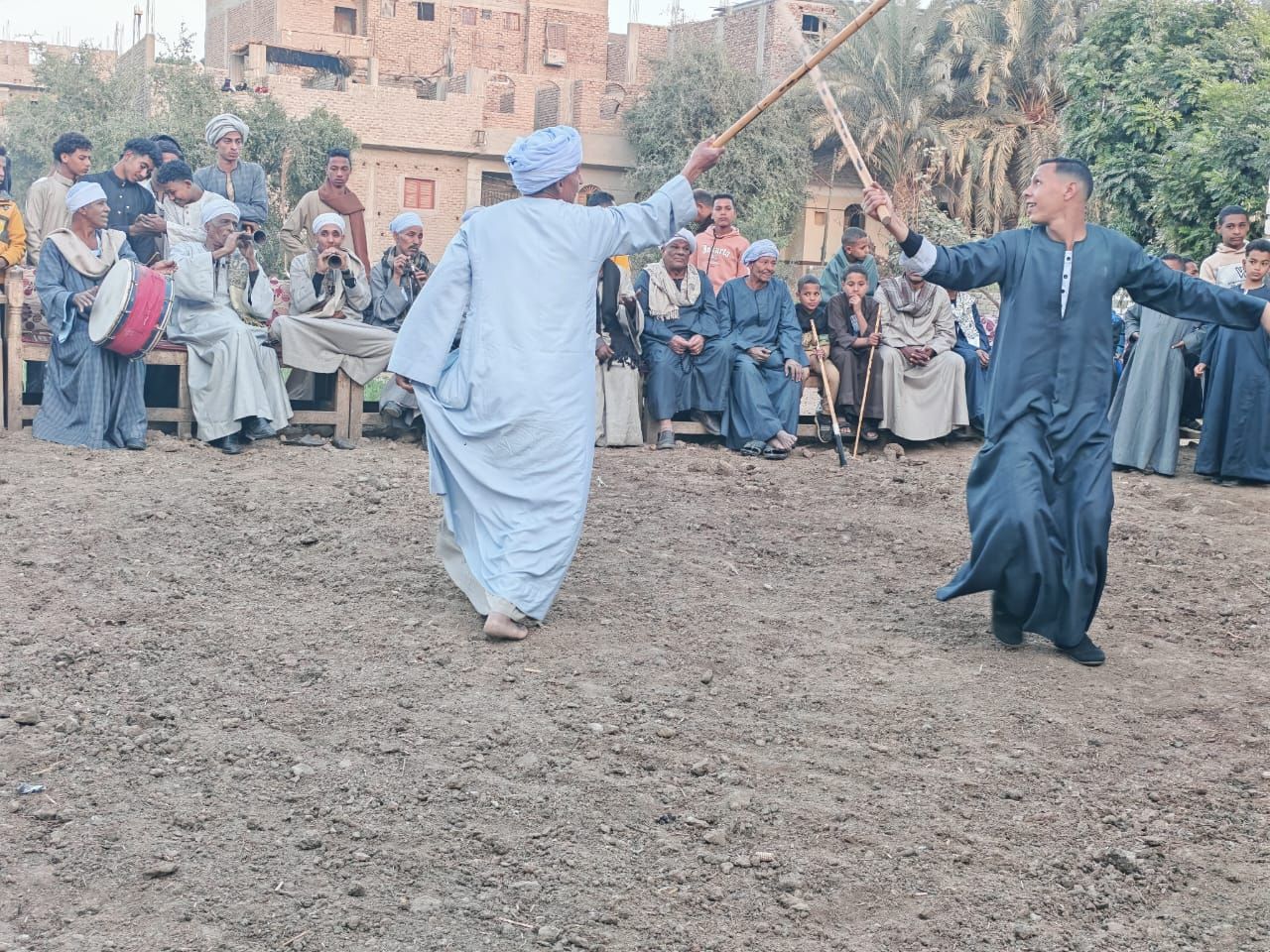 تحطيب الشباب والكبار فى مولد قرية العشي شمال الأقصر تحطيب الشباب والكبار فى مولد قرية العشي شمال الأقصر