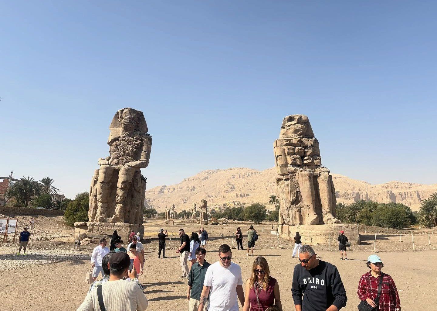 زيارات الأجانب فى منطقة تمثالى ممنون