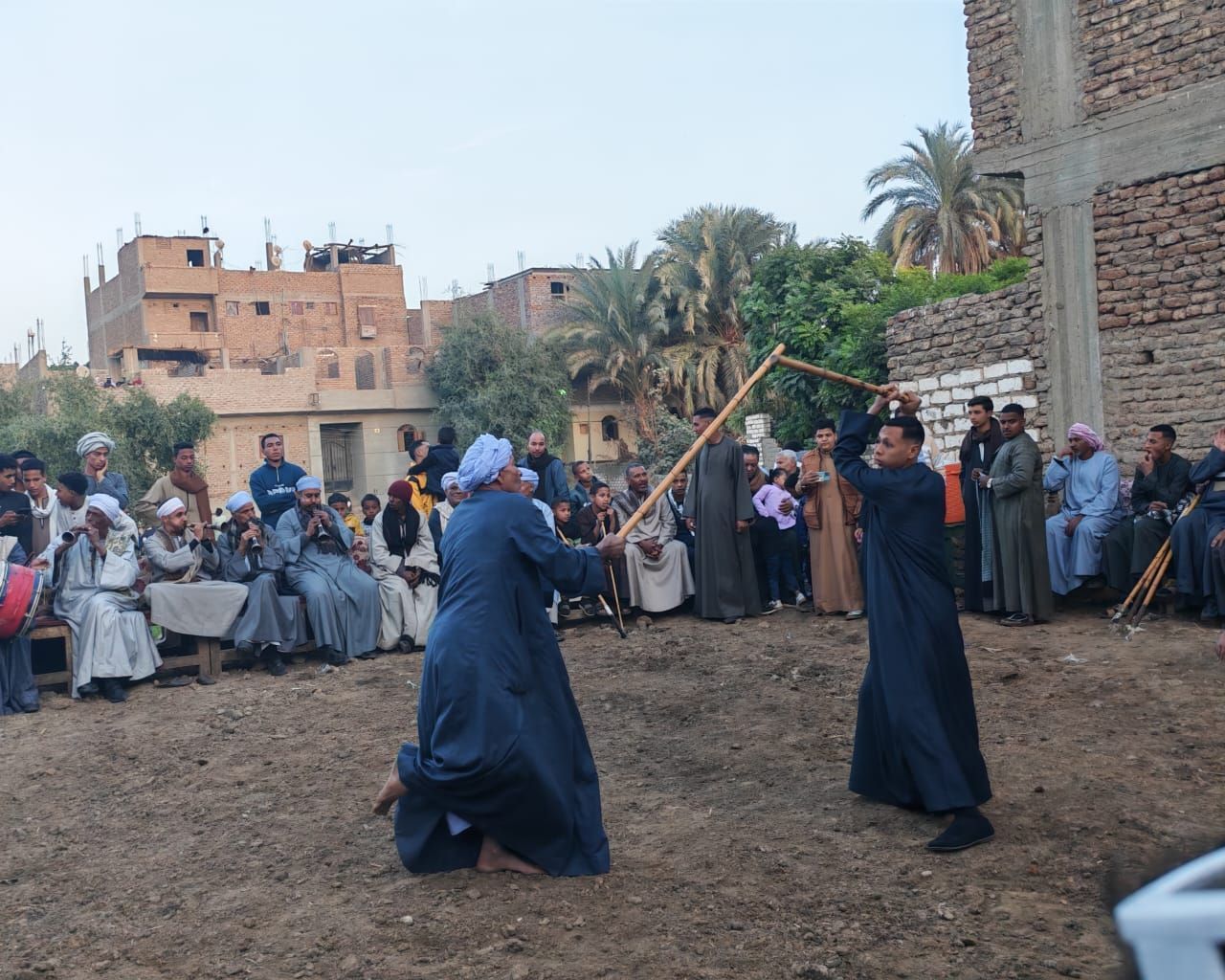 التحطيب لعبة الرجال فى مولد قرية العشي بالأقصر التحطيب لعبة الرجال فى مولد قرية العشي بالأقصر