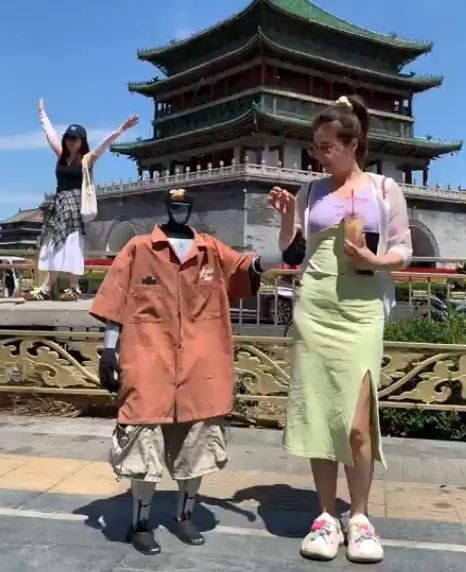 الروبوت مع احدى المعجبات الروبوت مع احدى المعجبات