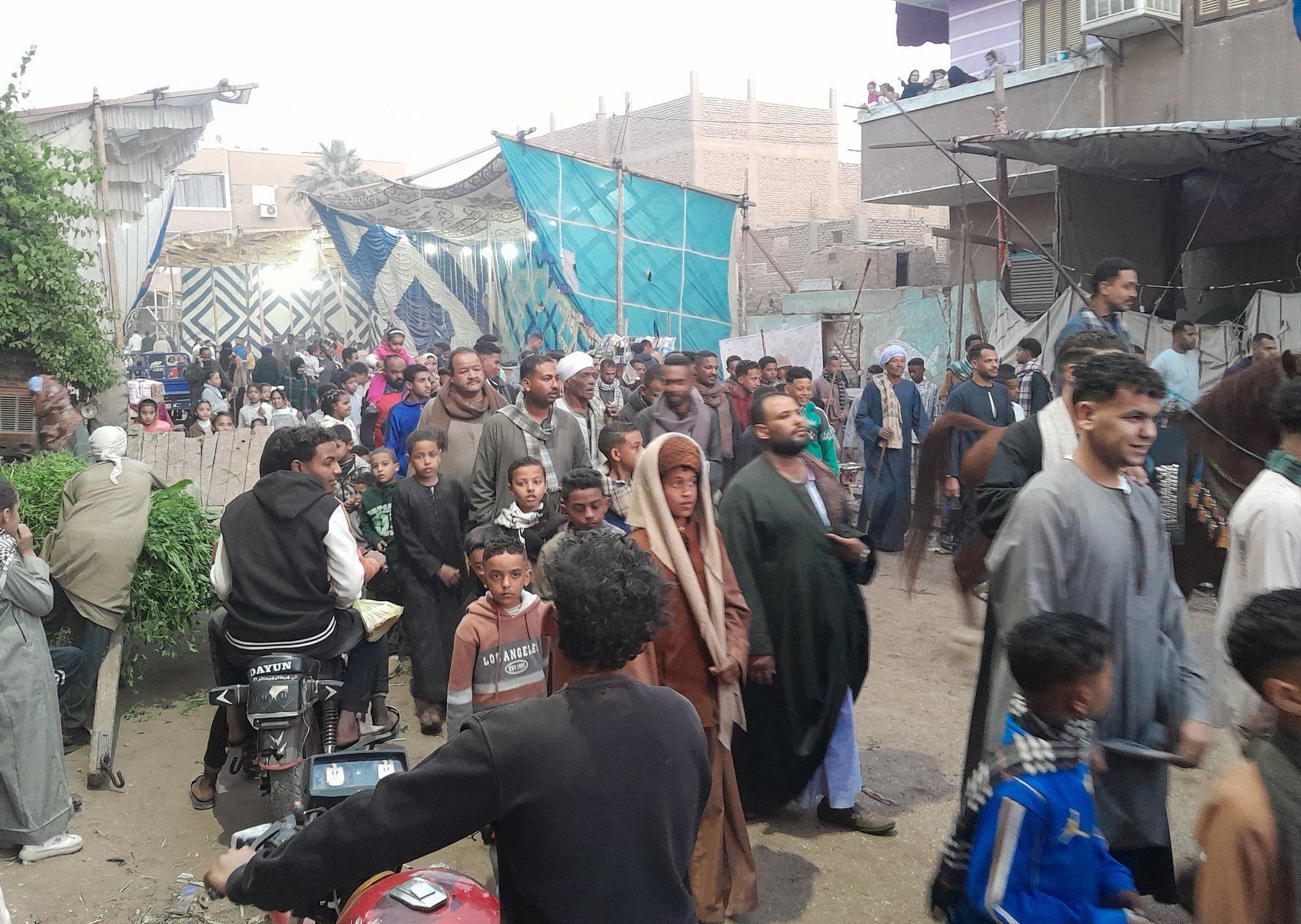 مشاركة الأطفال والكبار فرحة بدء ليالي مولد الشيخ العشي مشاركة الأطفال والكبار فرحة بدء ليالي مولد الشيخ العشي