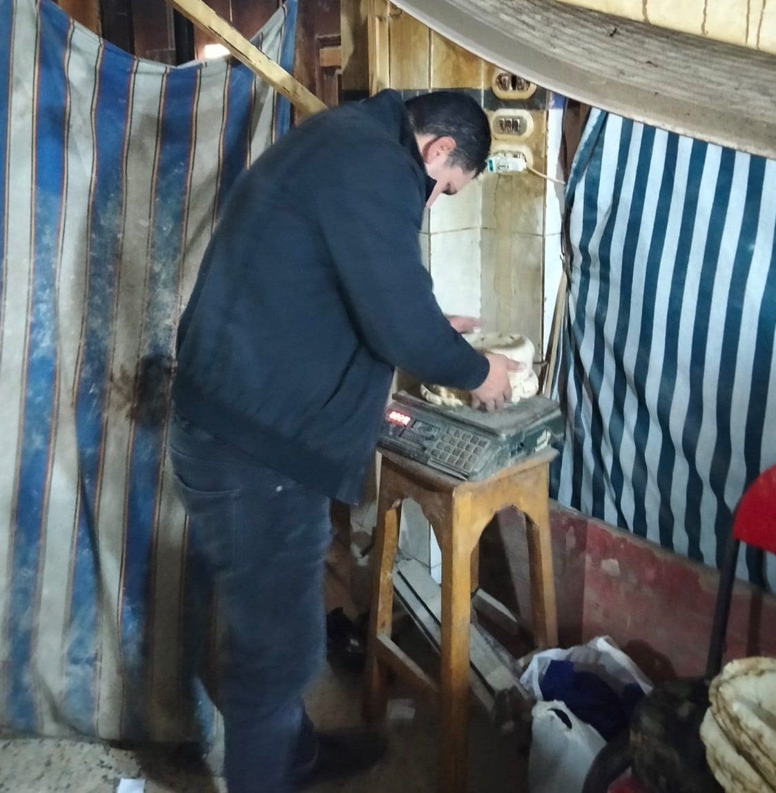 التأكد من مطابقة وزن الأرغفة للمواصفات