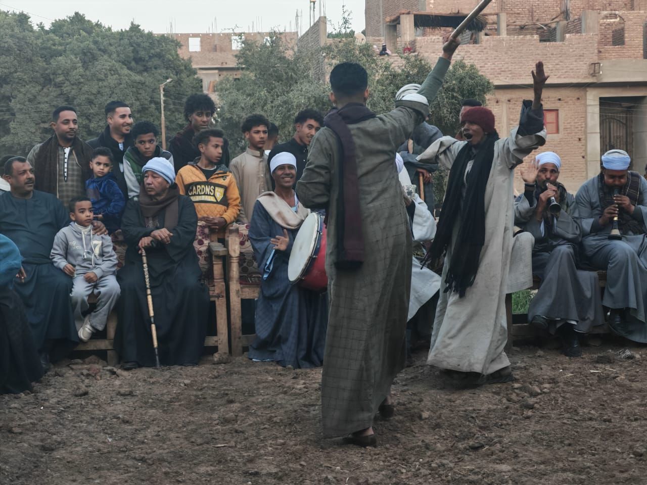 فرحة الجمهور خلال حلقات التحطيب بمولد قرية العشي فرحة الجمهور خلال حلقات التحطيب بمولد قرية العشي