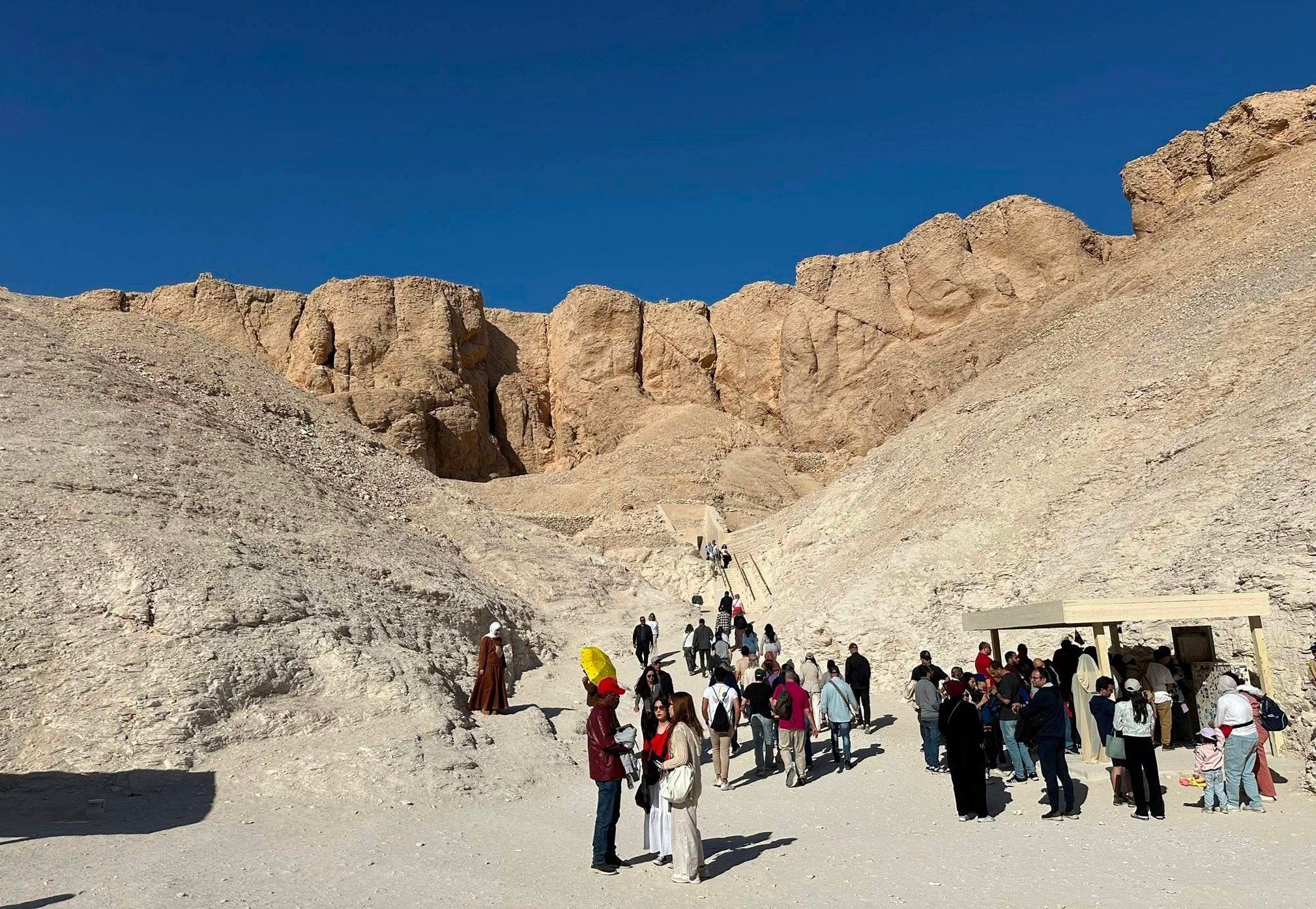 التوافد السياحى مع تحسن الطقس فى وادى الملوك