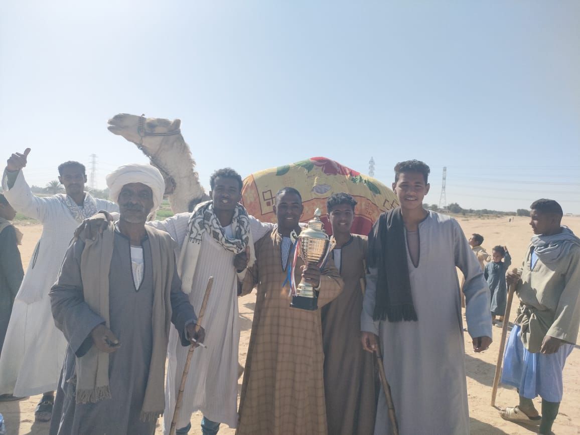 سعادة الفائزين فى فعاليات سباقات الهجن سعادة الفائزين فى فعاليات سباقات الهجن