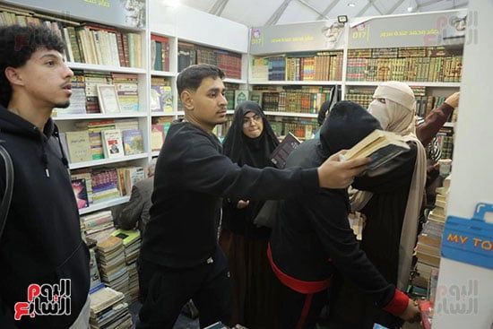 زوار وزائرات للمعرض زوار وزائرات للمعرض