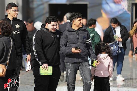 المعرض يستقطب الشباب المعرض يستقطب الشباب