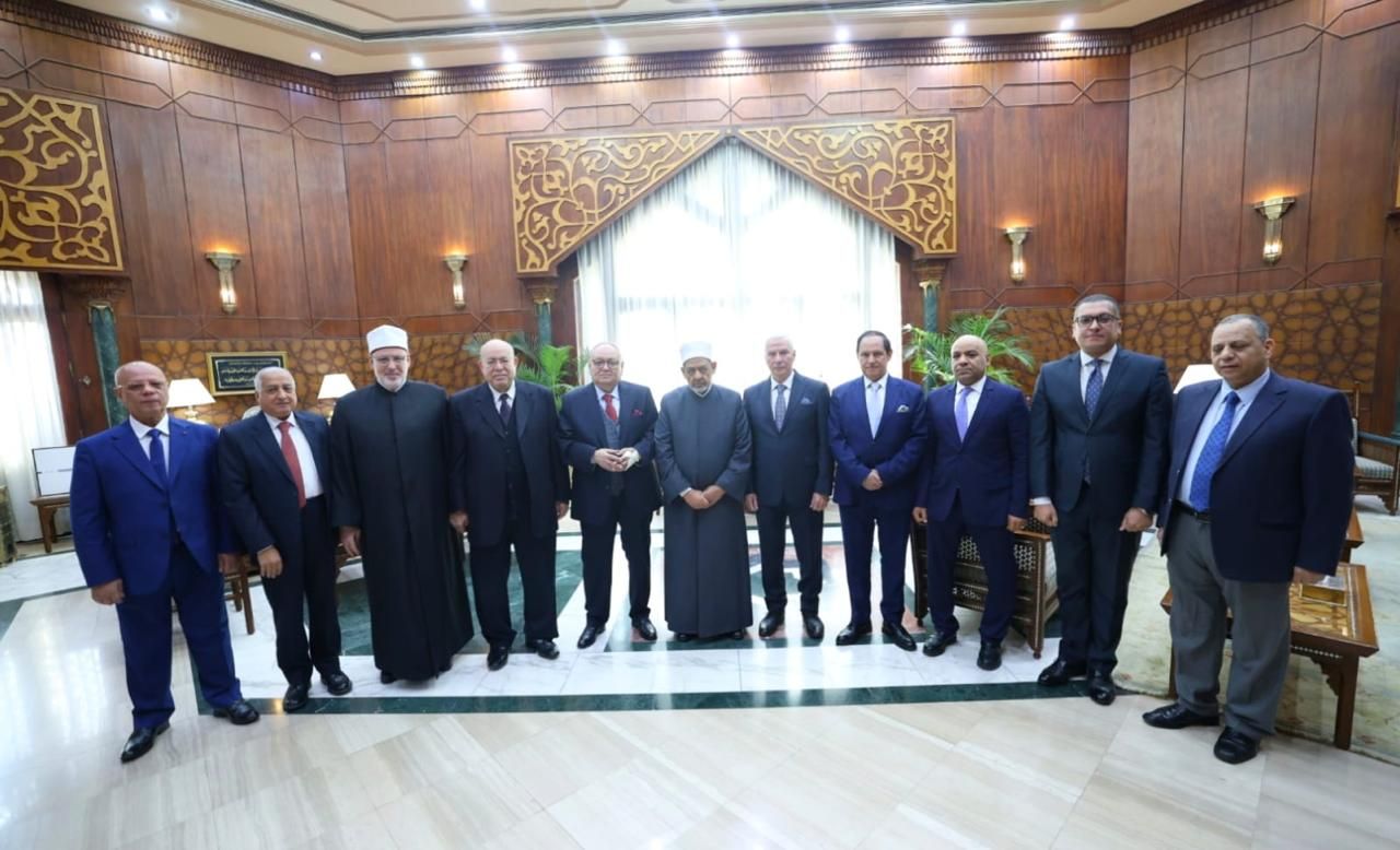 رئيس مجلس الدولة يزور شيخ الأزهر (1)