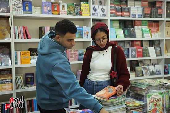 شاب وفتاة فى المعرض شاب وفتاة فى المعرض