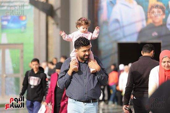 أب وابنته فى المعرض أب وابنته فى المعرض