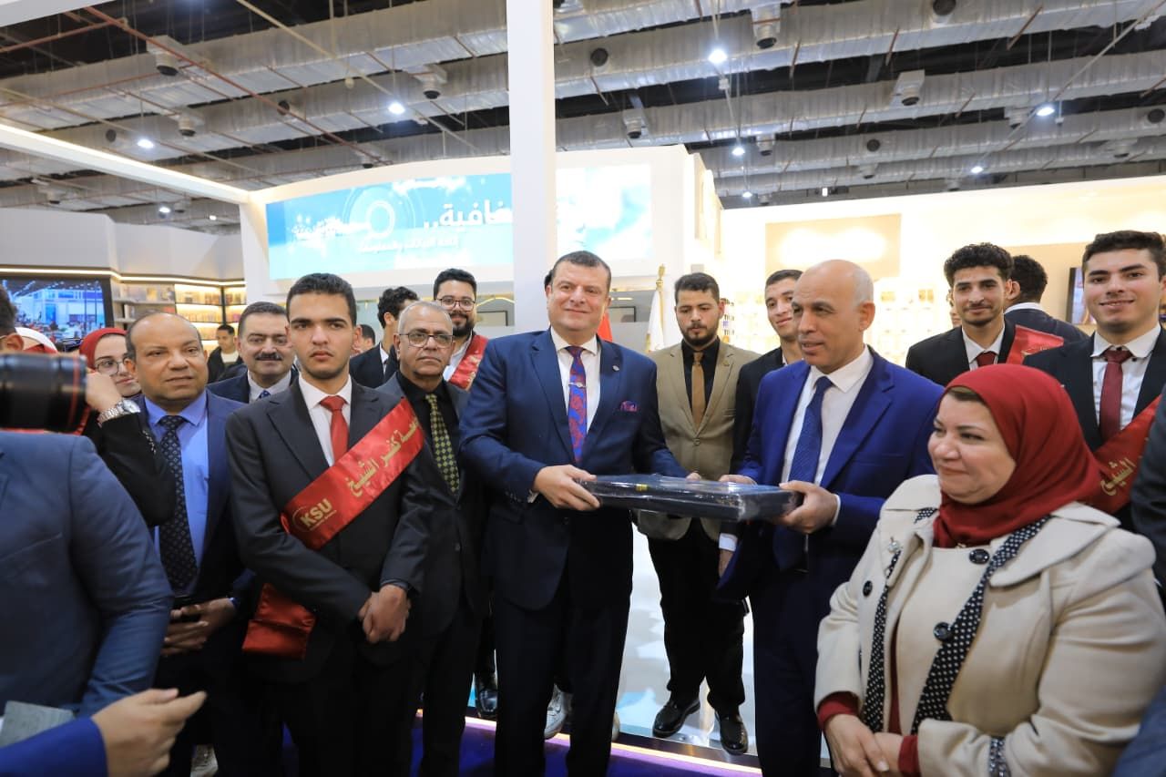 وفد جامعة كفر الشيخ يتفقد معرض الكتاب وفد جامعة كفر الشيخ يتفقد معرض الكتاب