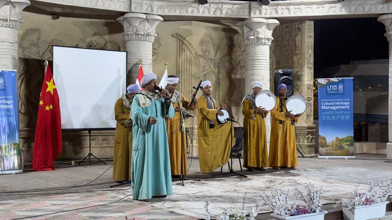 فلكلور شعبى بالحفل الختامي لتدشين المدرسة الشتوية الدولية