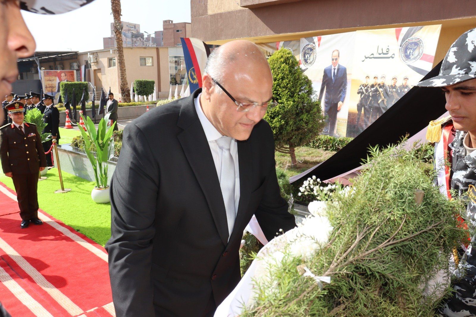 المحافظ يضع إكليل الزهور المحافظ يضع إكليل الزهور