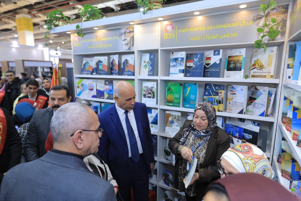 رئيس جامعة كفر الشيخ يتفقد المعرض رئيس جامعة كفر الشيخ يتفقد المعرض