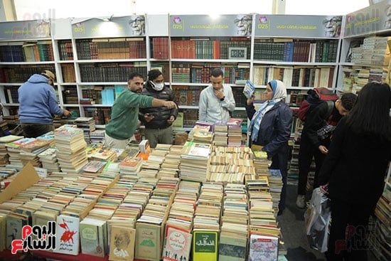 داخل قاعات المعرض داخل قاعات المعرض