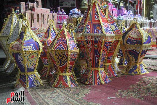 فوانيس مصنوعة من أسياخ الحديد والقماش