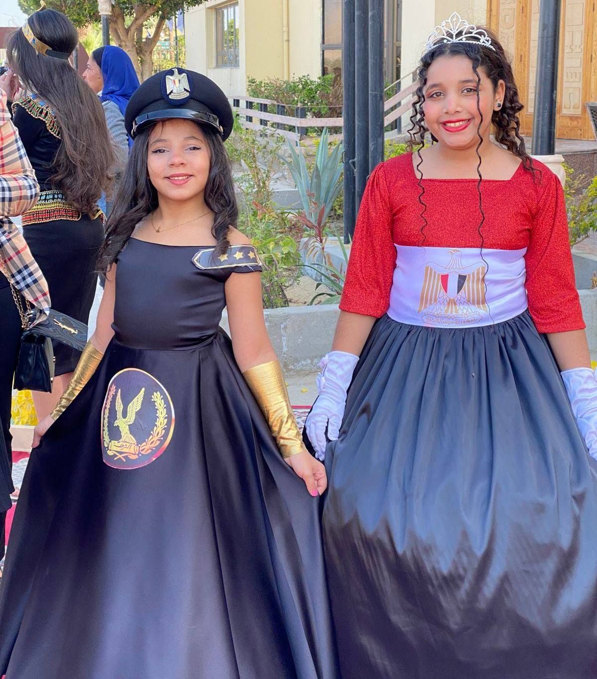 طفلتين بعلم مصر وزي الشرطة فى الاحتفالات