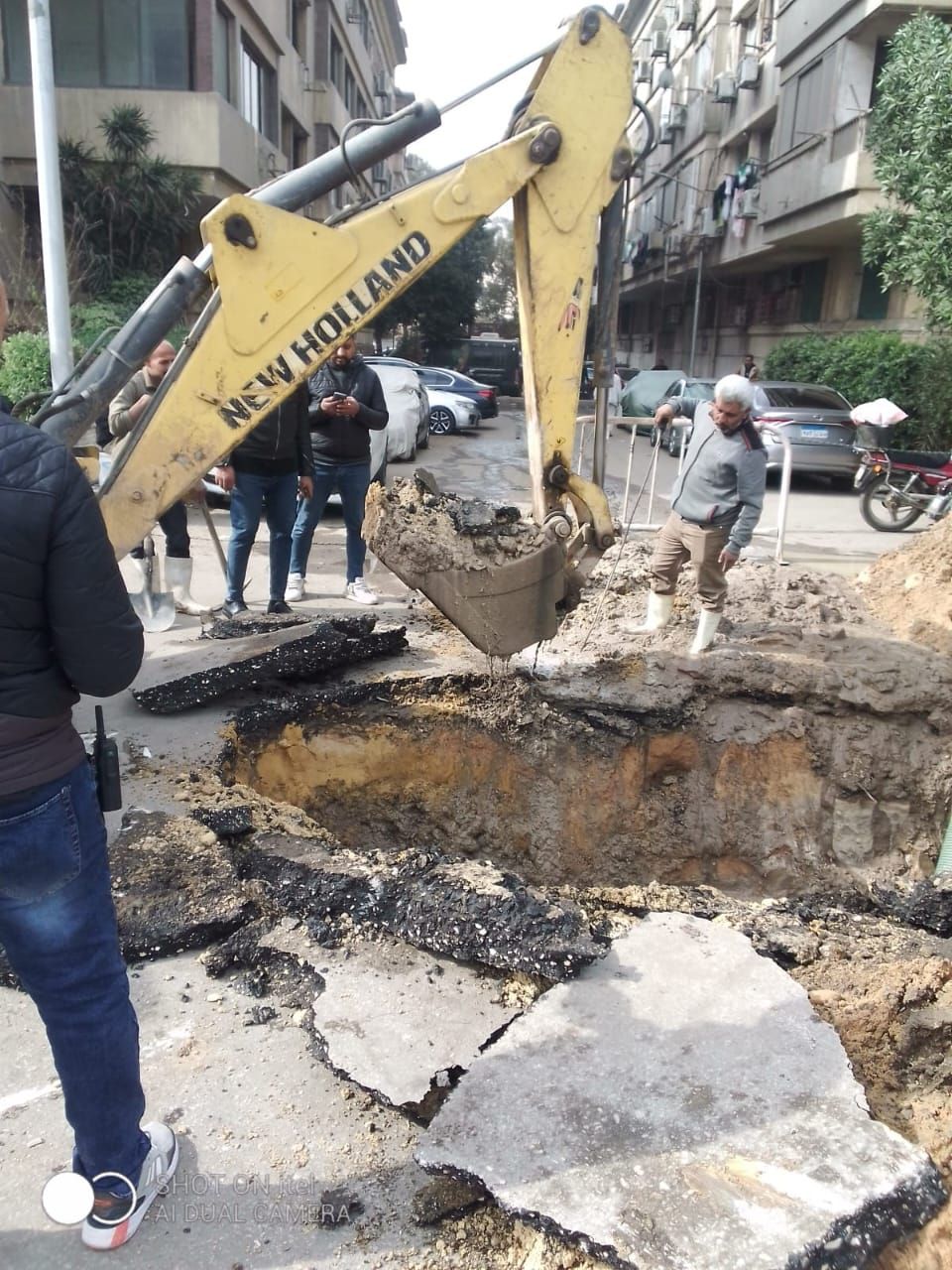 رئيس حى العجوزة يتابع أعمال إصلاح ماسورة مياه بشارع النيل (10)