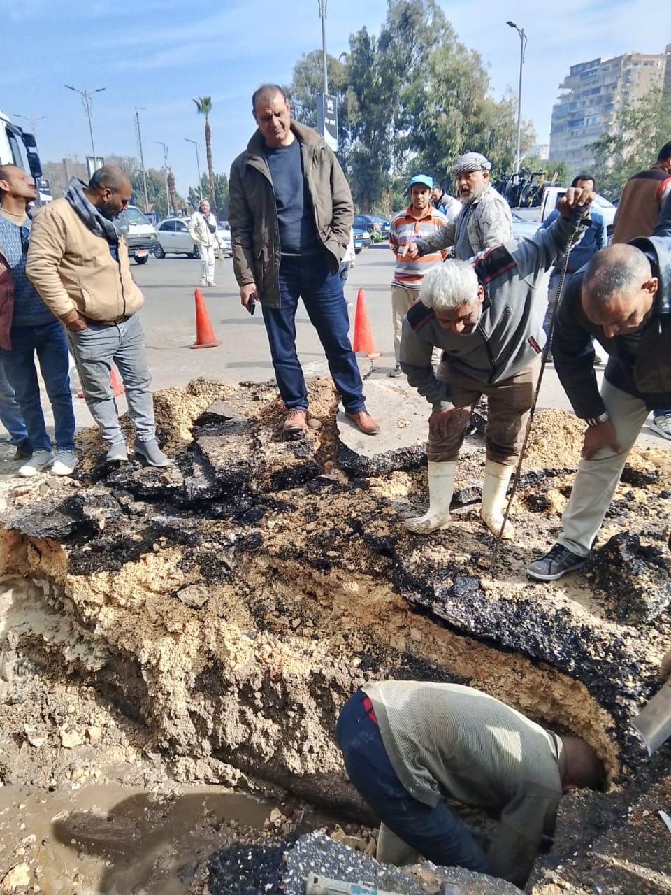 رئيس حى العجوزة يتابع أعمال إصلاح ماسورة مياه بشارع النيل (9)