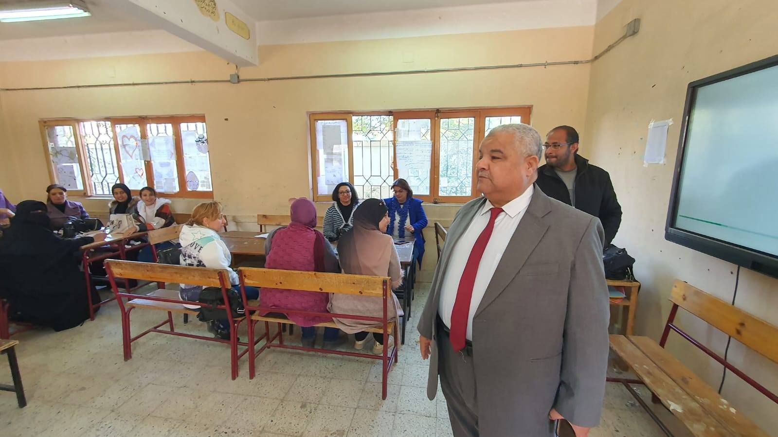 وكيل تعليم الأقصر يتابع أعمال تصحيح الشهادة الإعدادية قبل اعلان النتائج وكيل تعليم الأقصر يتابع أعمال تصحيح الشهادة الإعدادية قبل اعلان النتائج