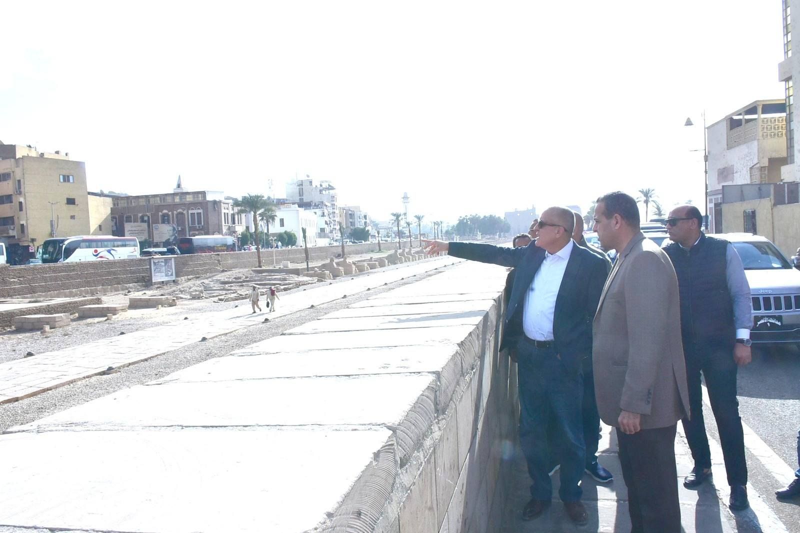 المحافظ يؤكد على استمرار النظافة بطريق الكباش بصفة دورية المحافظ يؤكد على استمرار النظافة بطريق الكباش بصفة دورية