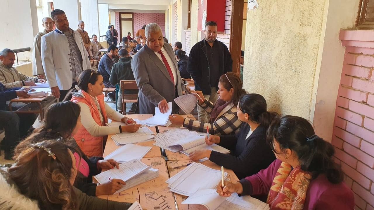 جولة على متابعة أعمال تصحيح أوراق امتحانات الشهادة الإعدادية بالأقصر جولة على متابعة أعمال تصحيح أوراق امتحانات الشهادة الإعدادية بالأقصر