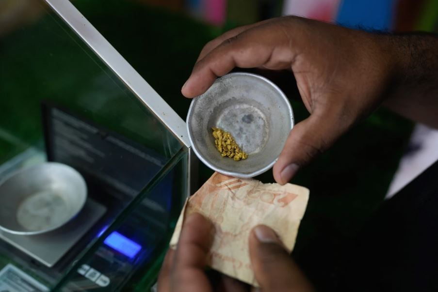 مال المناجم في إل كاياو، فنزويلا، حيث أصبح الذهب مصدراً مهماً للدخل (6) مال المناجم في إل كاياو، فنزويلا، حيث أصبح الذهب مصدراً مهماً للدخل (6)