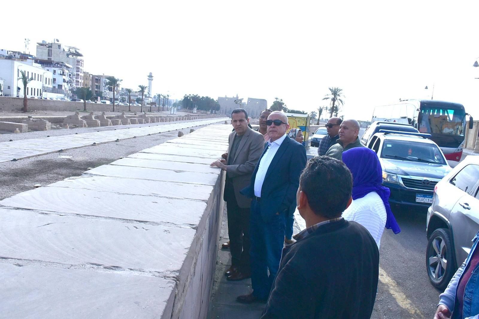 محافظ الأقصر يتفقد أعمال تنظيف وتجميل طريق الكباش محافظ الأقصر يتفقد أعمال تنظيف وتجميل طريق الكباش