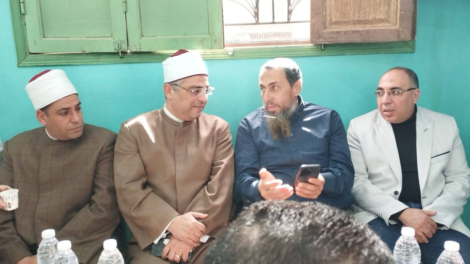 وفد أوقاف القليوبية يقدم واجب العزاء لوالد الأشقاء الـ5 وفد أوقاف القليوبية يقدم واجب العزاء لوالد الأشقاء الـ5