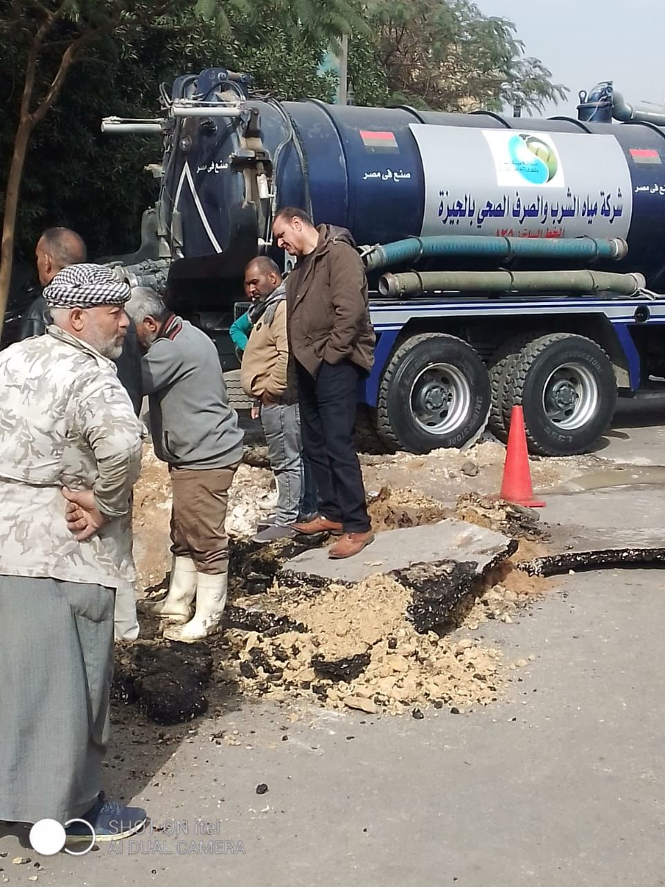 رئيس حى العجوزة يتابع أعمال إصلاح ماسورة مياه بشارع النيل (1)