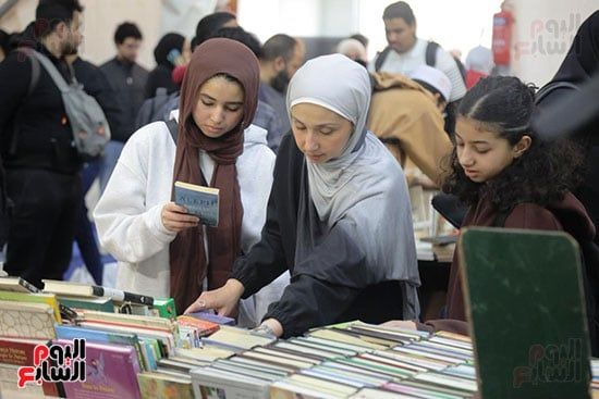 فتيات وأطفال فى معرض الكتاب فتيات وأطفال فى معرض الكتاب
