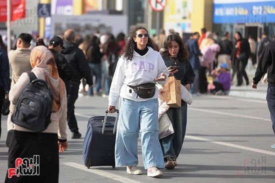 زائرات مع الحقائب زائرات مع الحقائب