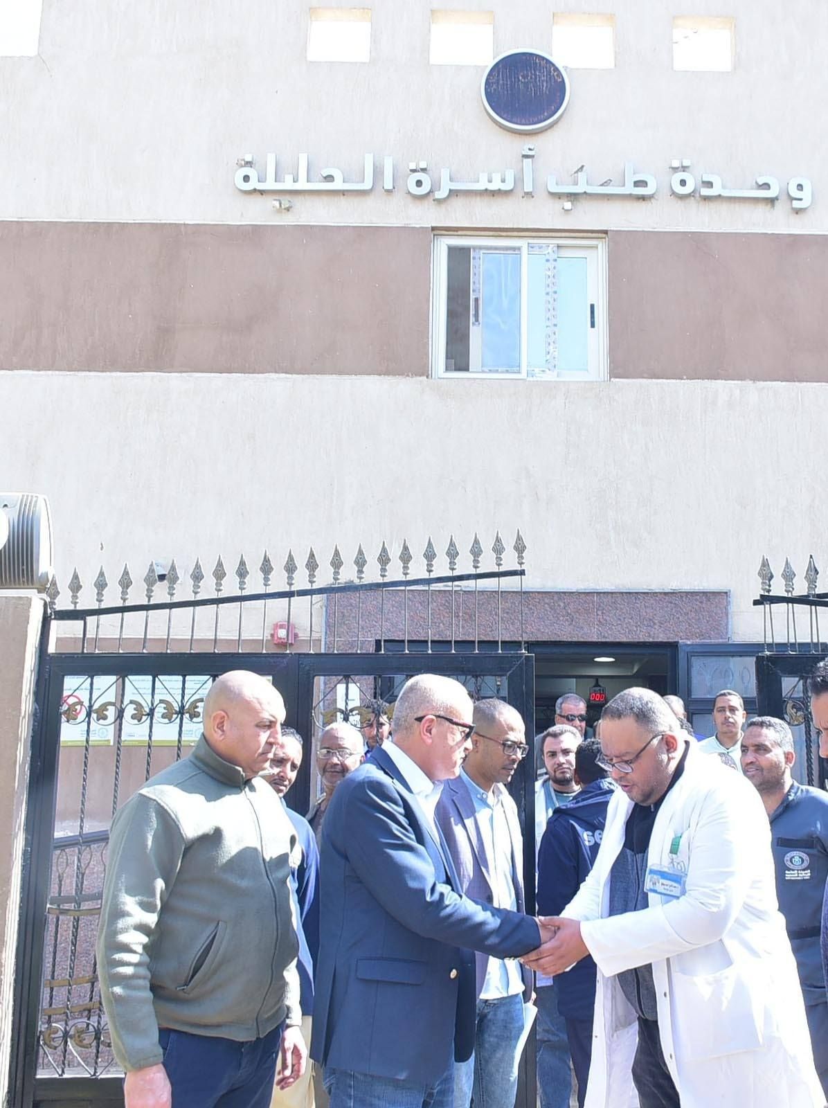 محافظ الأقصر يجري جولة مفاجئة بوحدة طب أسرة الحليلة محافظ الأقصر يجري جولة مفاجئة بوحدة طب أسرة الحليلة