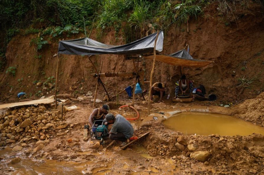 مال المناجم في إل كاياو، فنزويلا، حيث أصبح الذهب مصدراً مهماً للدخل (5) مال المناجم في إل كاياو، فنزويلا، حيث أصبح الذهب مصدراً مهماً للدخل (5)