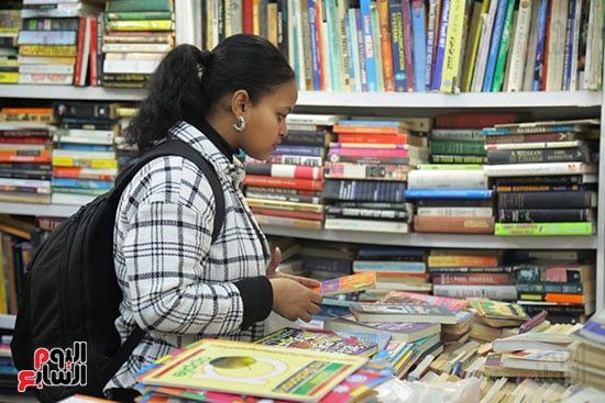 فتاة فى المعرض فتاة فى المعرض