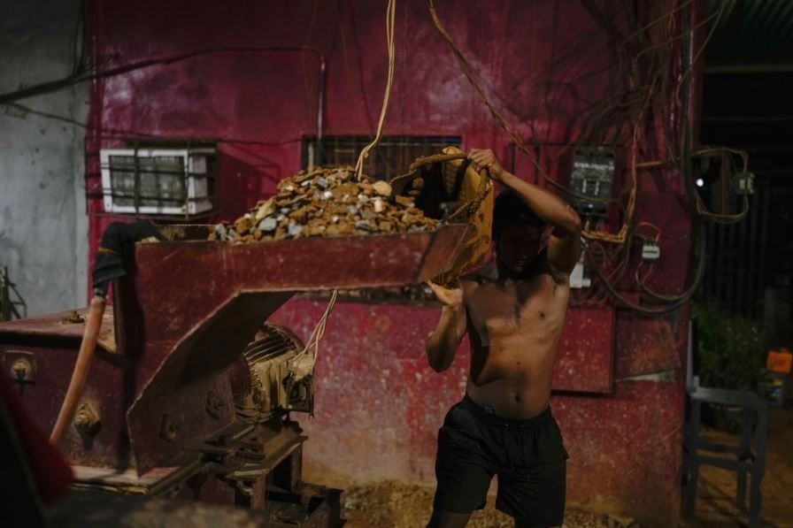 مال المناجم في إل كاياو، فنزويلا، حيث أصبح الذهب مصدراً مهماً للدخل (2) مال المناجم في إل كاياو، فنزويلا، حيث أصبح الذهب مصدراً مهماً للدخل (2)