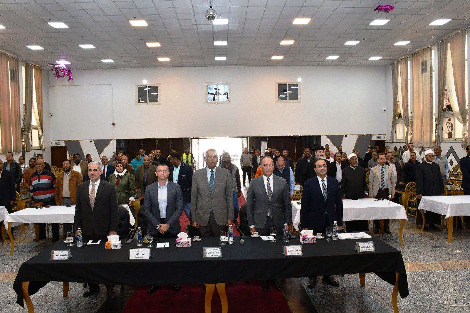 محافظ أسوان والمسئولين فى اللقاء محافظ أسوان والمسئولين فى اللقاء