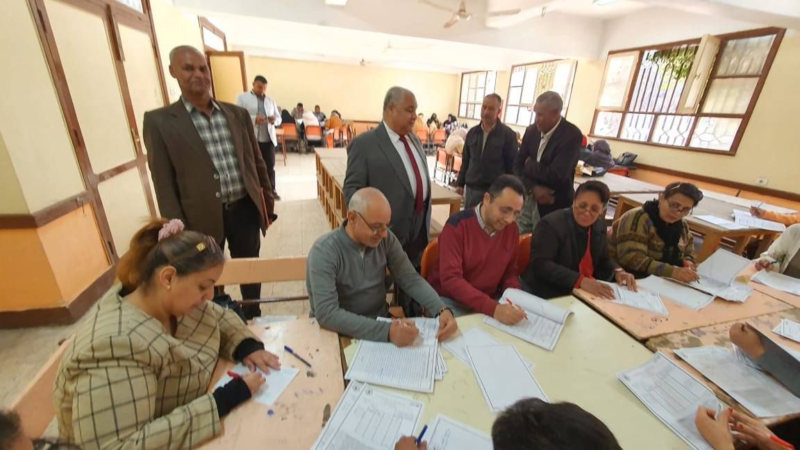 جولة للاطمئنان على سير أعمال التصحيح والكنترول للشهادة الإعدادية جولة للاطمئنان على سير أعمال التصحيح والكنترول للشهادة الإعدادية