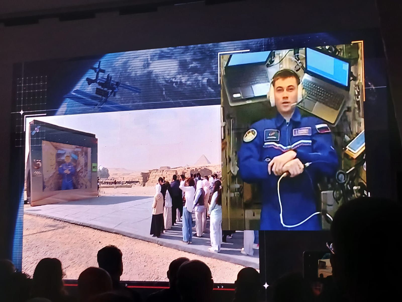 بث مباشر من الأهرامات لرائد فضاء روسى