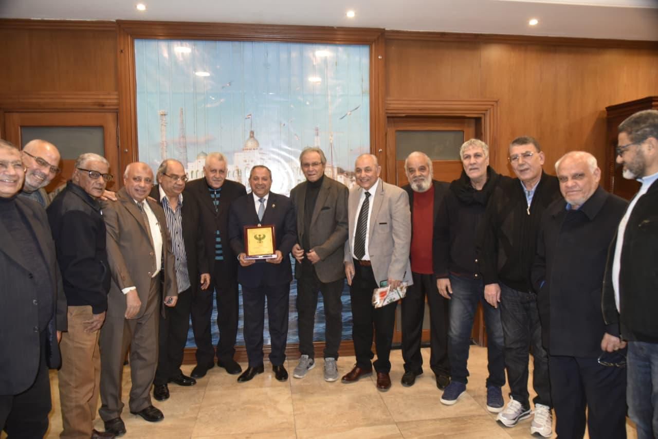 المحافظ وقدامي الرياضيين المحافظ وقدامي الرياضيين