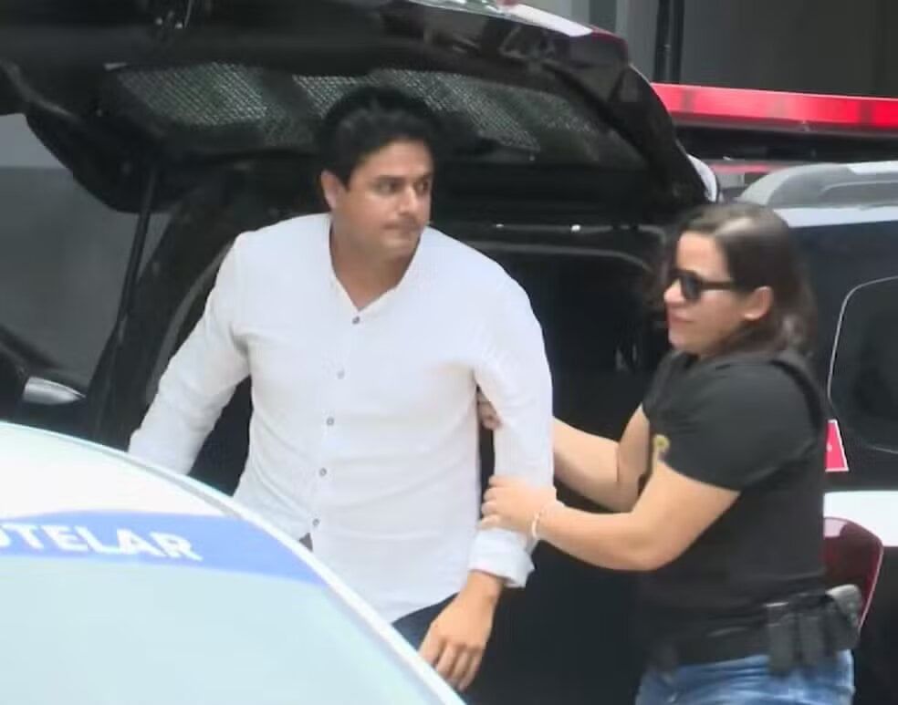 جواو أثناء تسليم نفسه للشرطة