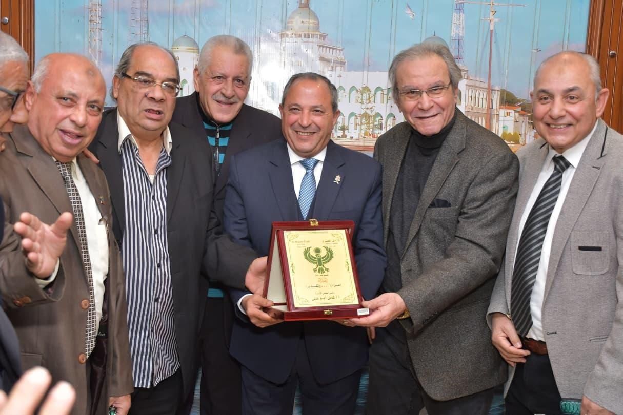 تقديم درع للمحافظ تقديم درع للمحافظ