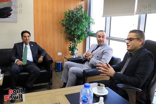 جولة أيمن محسب ومحمود سامى ومحمود الشويخ فى صالة تحرير اليوم السابع (2)