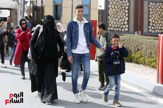 الزوار يتوافدون بكثافة على المعرض الزوار يتوافدون بكثافة على المعرض