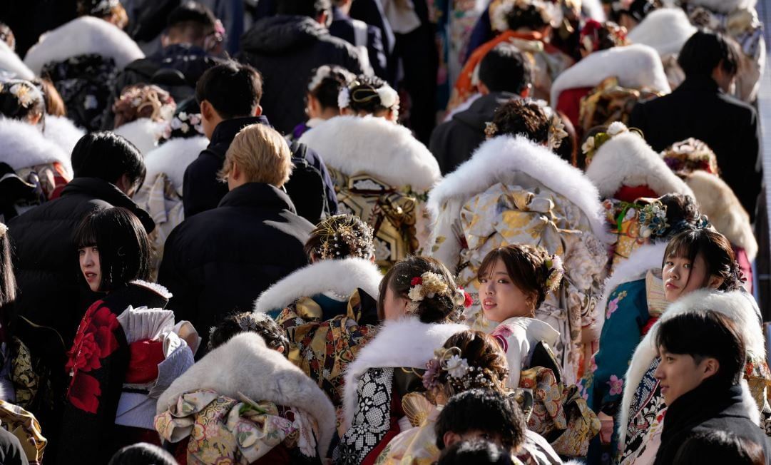 لشباب في العشرين من عمرهم في حفل بلوغ سن الرشد في اليابان (1)