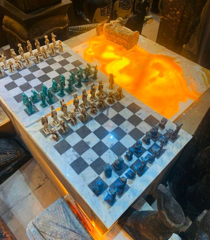 لوحة شطرنج من الألباستر المستورد فى محلات الهدايا بالأقصر