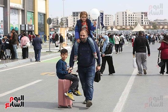 الطفل يرى الدنيا من فوق كتف ابيه الطفل يرى الدنيا من فوق كتف ابيه