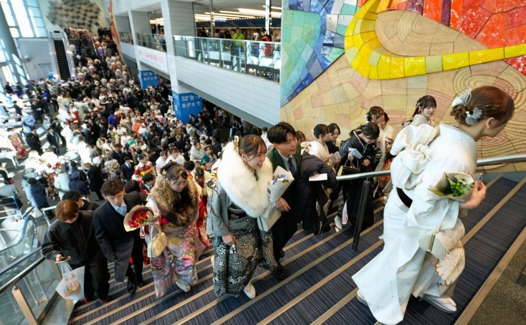 لشباب في العشرين من عمرهم في حفل بلوغ سن الرشد في اليابان (8)