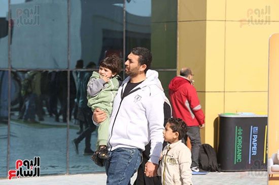 الاطفال في اكتاف الاباء مشهد كله امان الاطفال في اكتاف الاباء مشهد كله امان